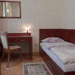 Bed & Breakfast Goscinne Palac W Balicach Instytut Zootechniki Pib 3*