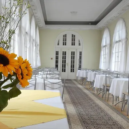 Goscinne Palac W Balicach Instytut Zootechniki Pib Bed and breakfast Balice