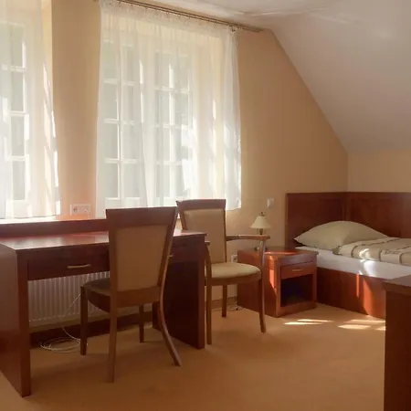 Goscinne Palac W Balicach Instytut Zootechniki Pib Bed and breakfast Balice